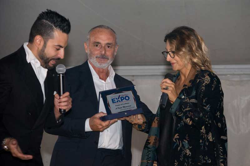Anthony Peth e Roberto Sparaci premiano Paola Minaccioni