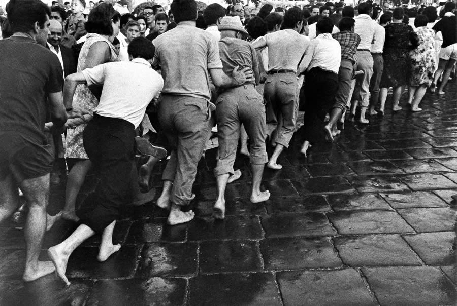 Messina processione della Vara 1966 Gianni Berengo Gardin Courtesy Fondazione Forma per la Fotografia