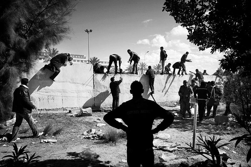 Persone che fuggono dalla Libia durante gli scontri tra i ribelli e le forze pro Gheddafi. Valico di frontiera di Ras JdirTunisia 2011 Paolo Pellegrin Magnum Photos 1